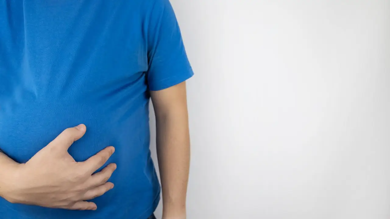 Il condimento che rallenta la digestione e gonfia l’intestino: lo usano in tanti