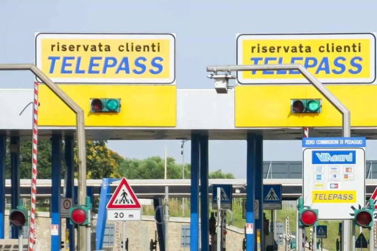 Come funziona il servizio Telepass offerto dalle banche e quanto costa realmente?