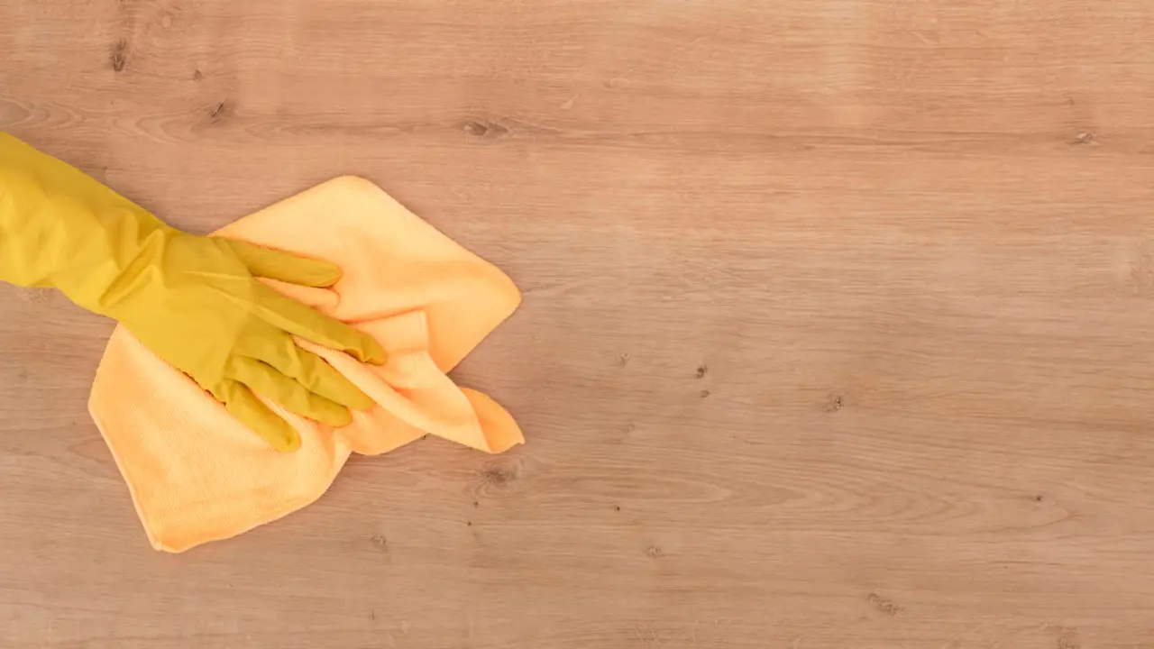 Schiarire il legno in modo naturale: metodi efficaci e curiosità sull’uso dell’aceto