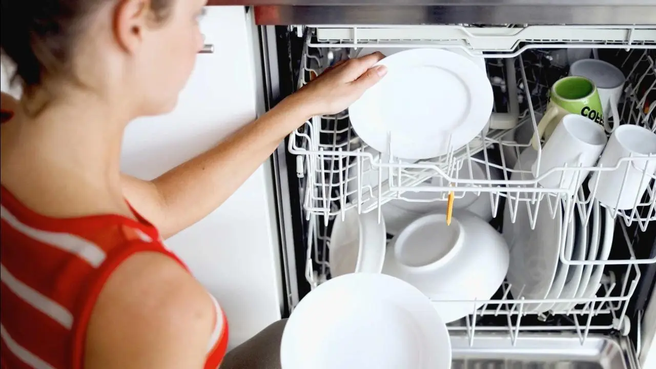 Lavare i piatti in lavastoviglie senza detersivo: il trucco naturale che funziona davvero