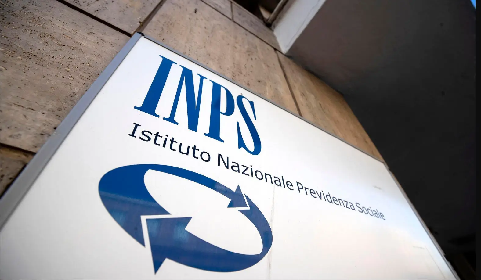 Attenzione alla carta acquisti INPS 2025: ecco i nuovi requisiti per ottenerla