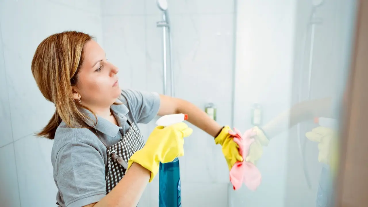 Il duro lavoro dietro le quinte: ecco cosa fa davvero un responsabile delle pulizie