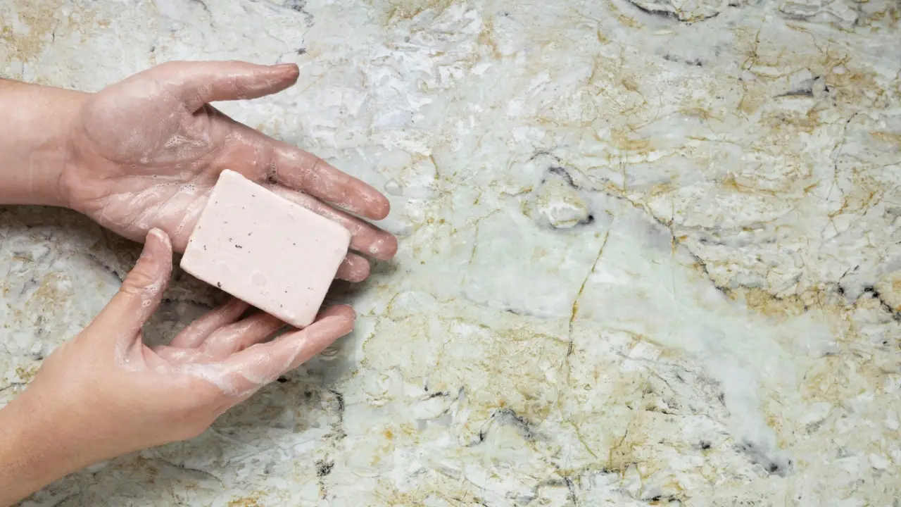 Usi questo sapone per pulire? Attenzione a non confonderli: ecco quale è più potente