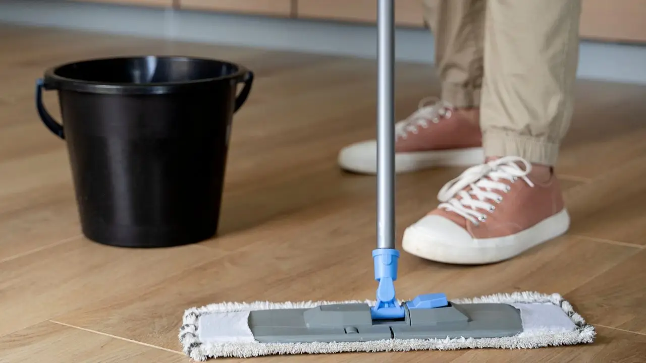 Pavimenti che puzzano? Ecco il trucco naturale per profumarli mentre li lavi