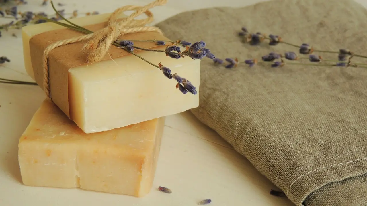 Non usare il sapone comune per pulire la pelle: ecco il metodo corretto per non rovinarla