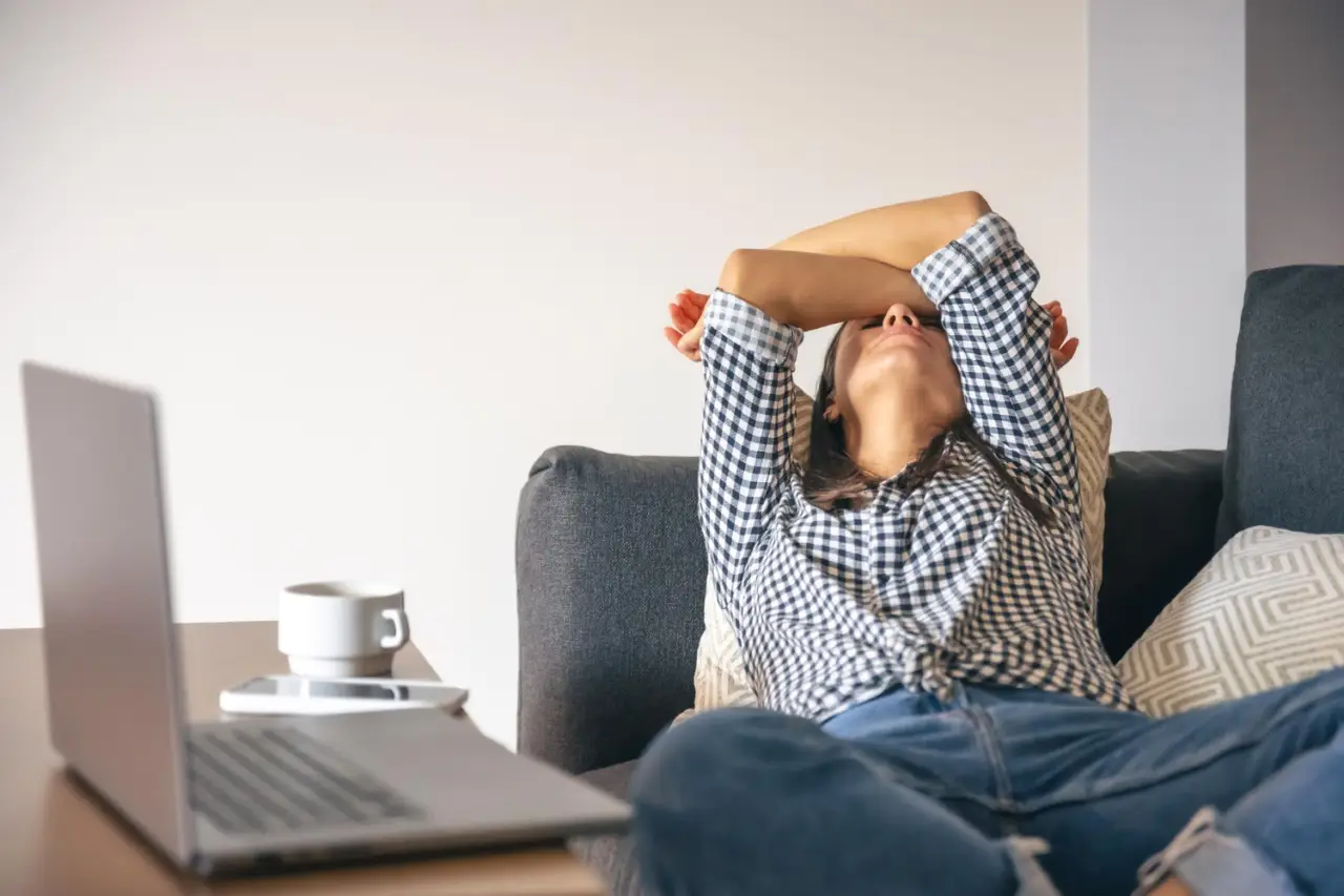 Dormire seduti ogni notte? Ecco cosa succede davvero al tuo corpo e perché può essere pericoloso